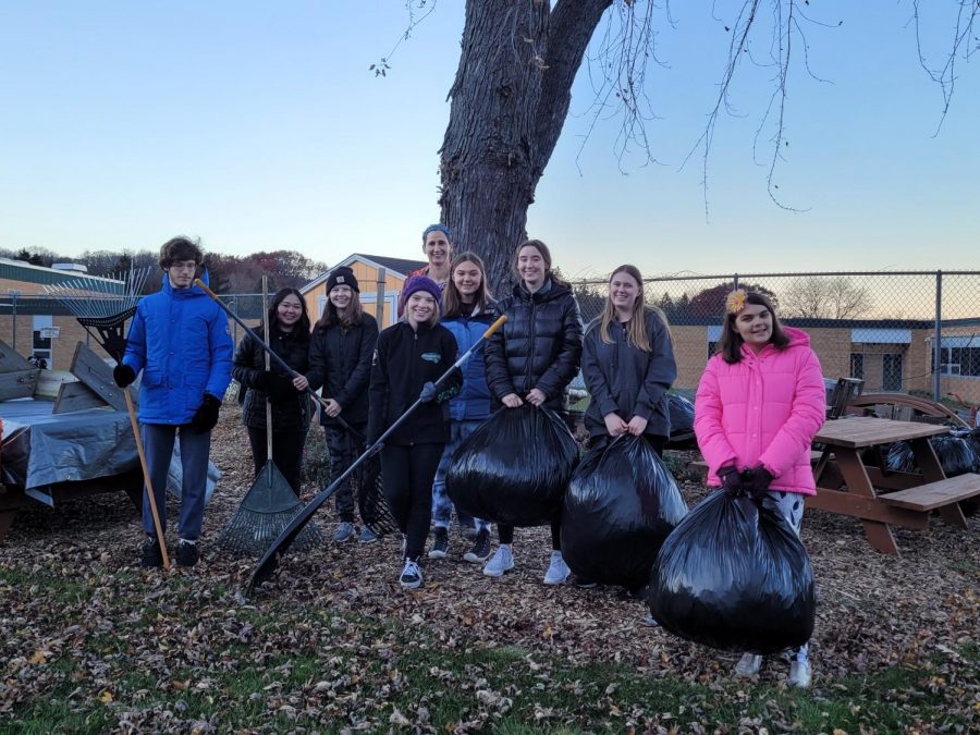 GHS Garden and Sustainability Club and Environmental
Club pose for a picture after raking leaves for Compost.